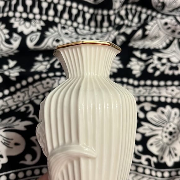 Lenox Vintage Raised Iris Vase with Gold Line Trim Ivory Cream Bud Giftware Chin - Picture 5 of 7